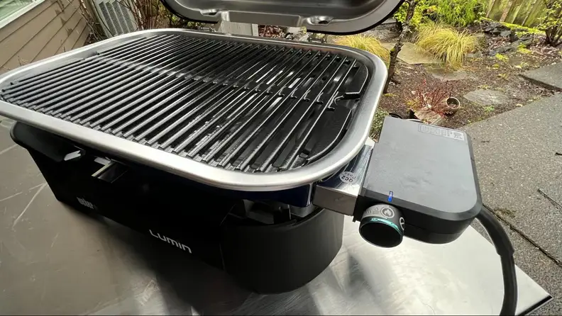 The inside of the Weber Lumin completely clean.
