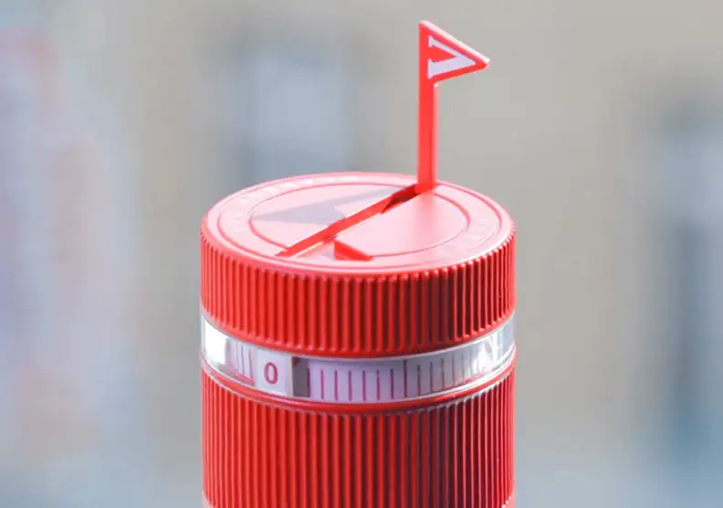 An eye-catching flag pops up out of the Refresh Cap to remind you to drink some water.