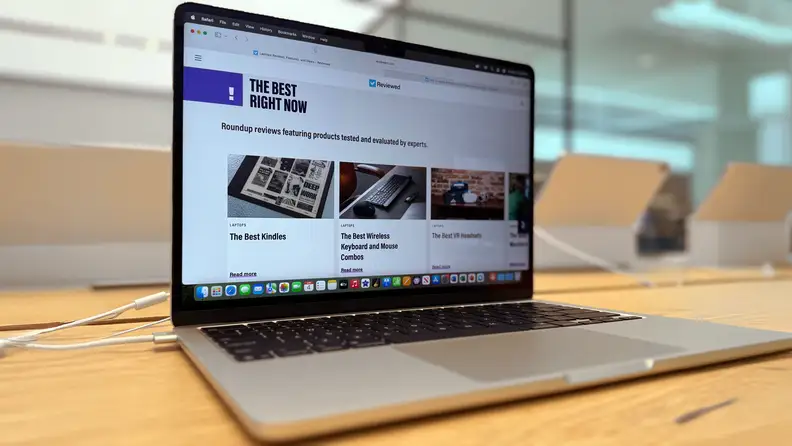 An Apple Macbook Air m4 sits on a wooden desk