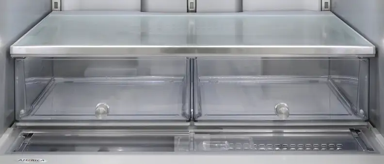 The KitchenAid KRMF706EBS's crispers may have underwhelmed, but they sure looked good doing it. Notice the textured knobs that match the exterior fridge handles.