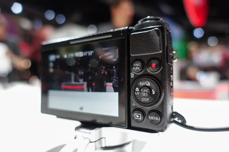 The rear control cluster will be familiar to anyone who's ever used a Canon G-series camera.