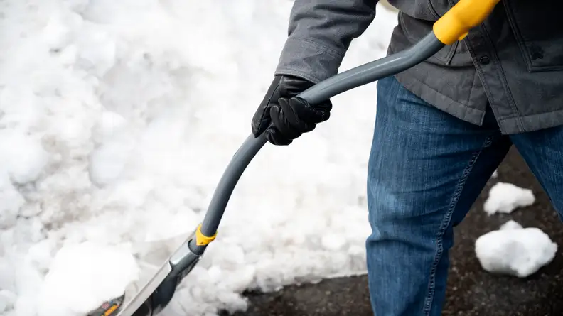 Ergonomic shafts help the shovel work with your body.