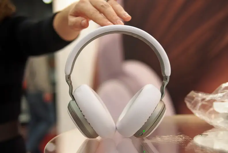 With the impressive list of functions, the Aivvy Q aren't exactly portable and small.