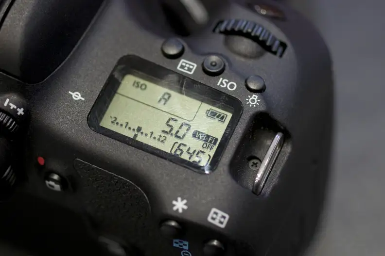 The standout feature of the T6s's design is its great top LCD, an advanced feature never before seen in a Rebel.