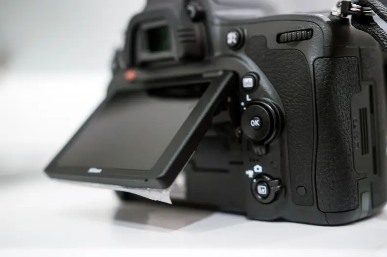 The tilt-screen gives great range of motion to get those awkward angles.