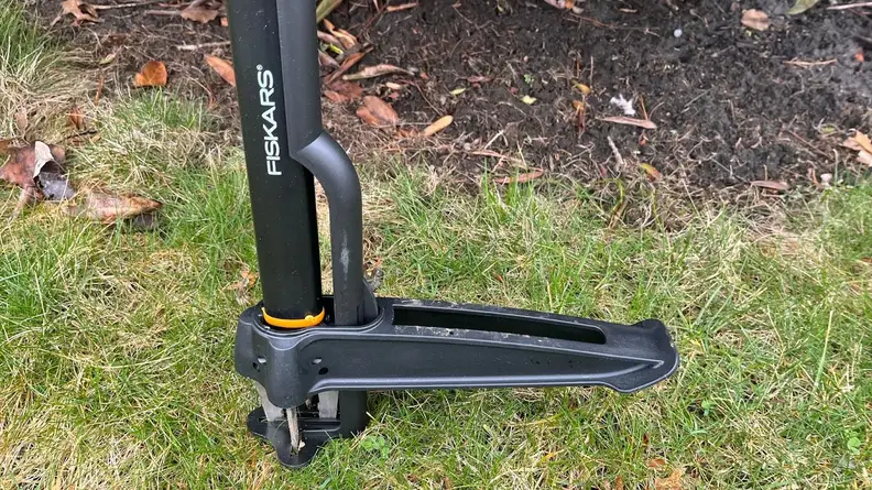 A view of the Fiskars Deluxe Stand-up Weeder’s foot platform.