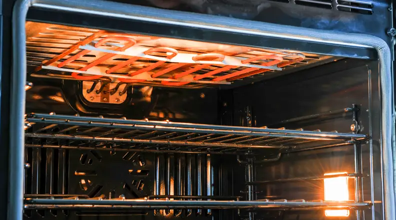 The 10-pass broiler offered good heat coverage, it can also be used when the oven door is closed.
