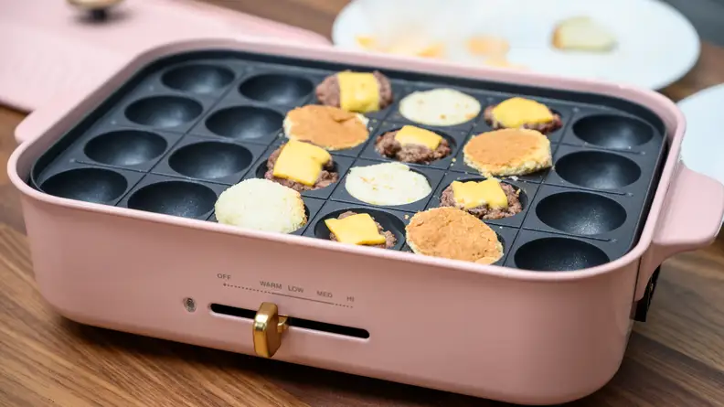 We made mini burgers with the Bruno hot plate.