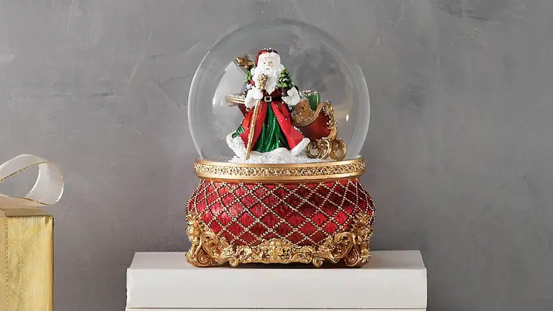 A built-in blower ensures snow is always falling inside the globe.