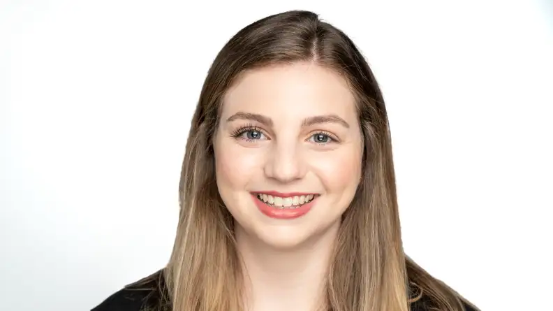 The model wearing the Revlon Volumazing Mascara on her right eye.