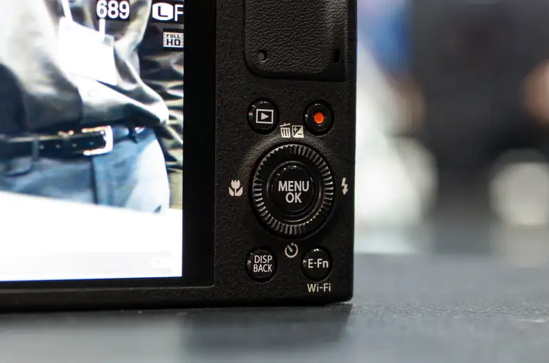 The rear control cluster of the XQ2 should be familiar to those who have used competing point-and-shoot cameras.