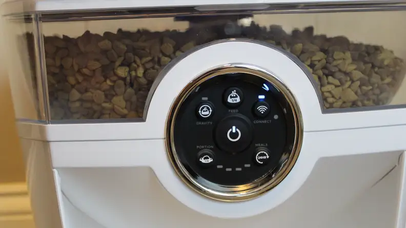 You can program the feeder via its app or the manual control pad.