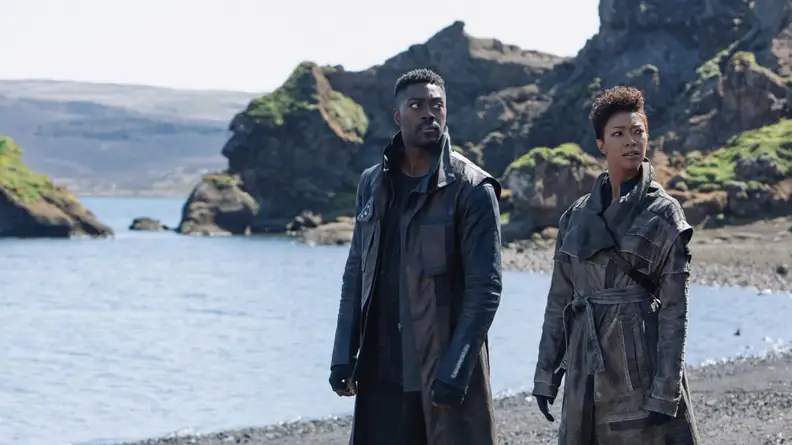 Sonequa Martin-Green and David Ajala  in Star Trek: Discovery.
