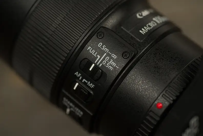 There are plenty of physical switches on the body of the lens for quick adjustments.