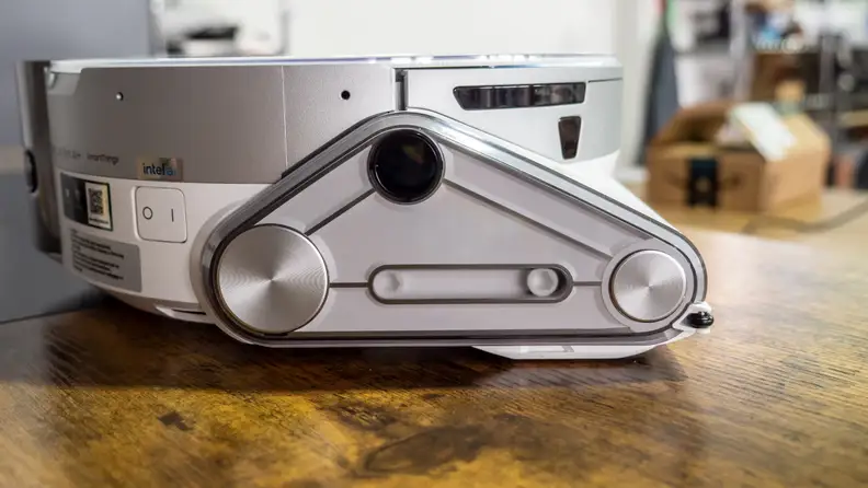 A side view of the Samsung Jet Bot and its wheels.