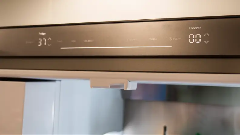 The temperature display of a Bosch refrigerator shows 37 degrees.