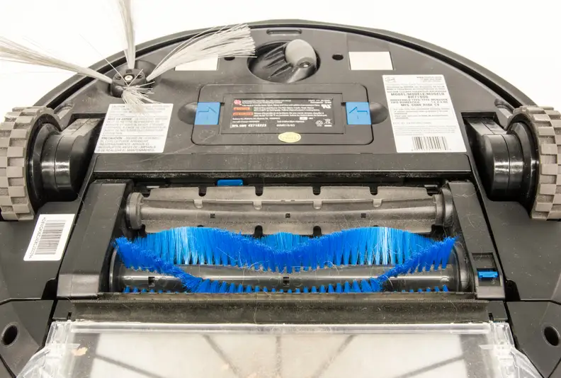 The underside of the Quest showcases the tri-clean system: the side brush and the dual brush head in the middle.