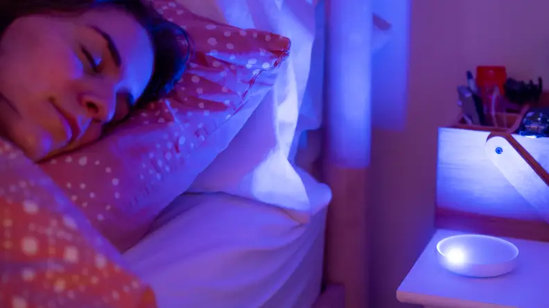 a person sleeps next to the dodow