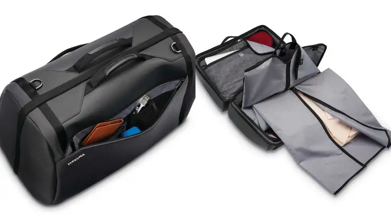 filled pockets in Samsonite traveler suitcase, open Samsonite travel bag