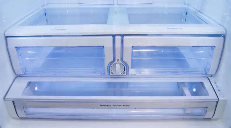 The Samsung RF28HDEDBSR's two basic crispers are easy to use, but not great at retaining moisture.