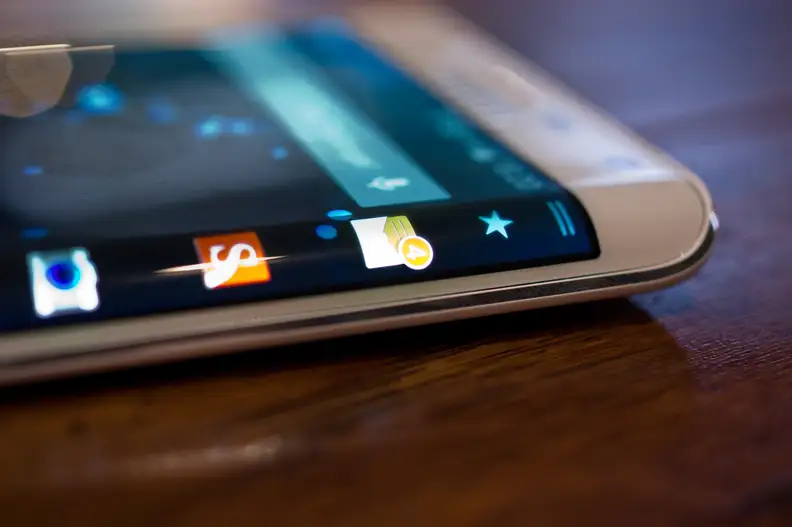 The right side of the Note Edge's curved screen provides app shortcuts and customizable information panels.