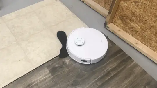 The T10 Omni dragging a sock across the floor.