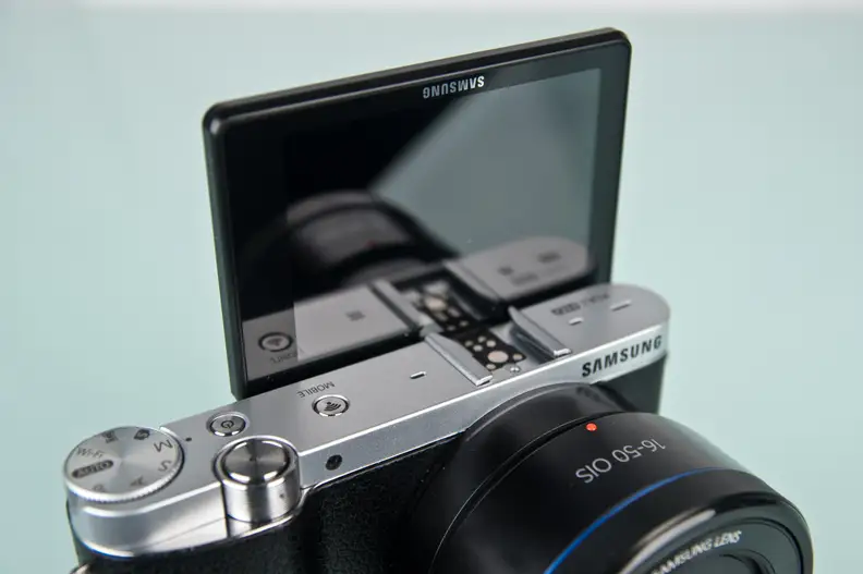 A picture of the Samsung NX3000's tilting screen.