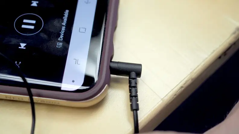 The 3.5mm jack of the E2000s sits at a 90 degree angle and does feature just enough support that it shouldn't break easily.