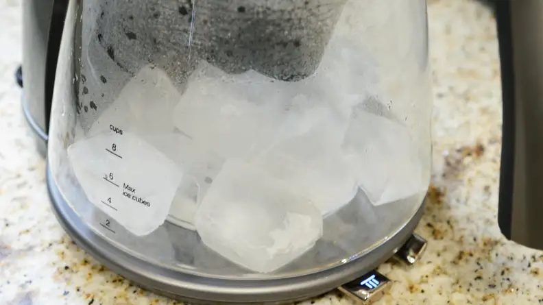 This De'Longhi brewer can tell you how much ice it needs to make the perfect iced coffee.