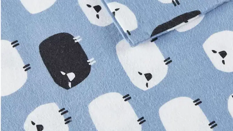 a black sheep amongst white sheep on the woolrich flannel sheets