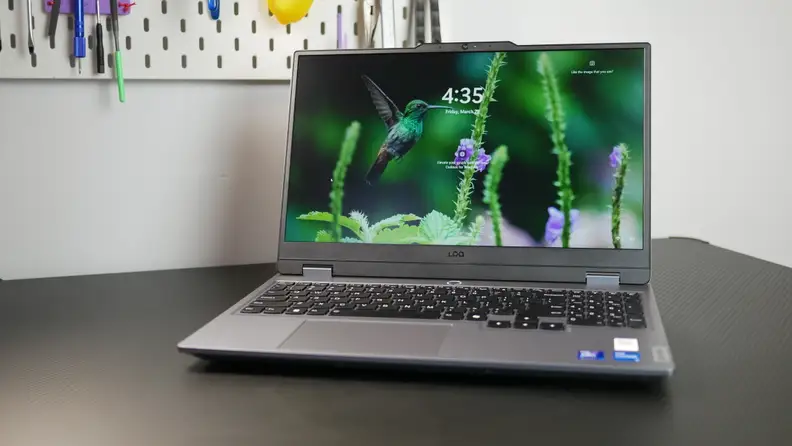 A shot of the laptop's start window displaying a bird in nature.