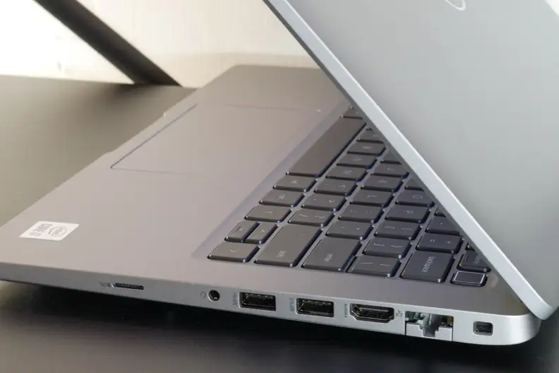 A photo of the Dell Latitude 5420 ports on the right side