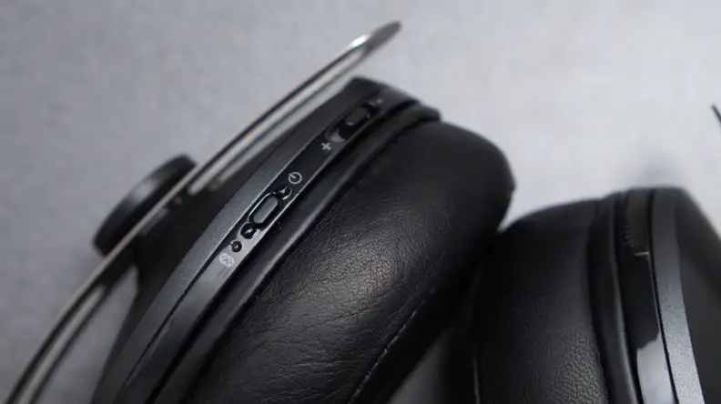 Instead of an in-line controller on the cable, the audio controls are located on the right earcup.