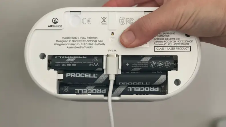 Airthings View Pollution battery and USB power