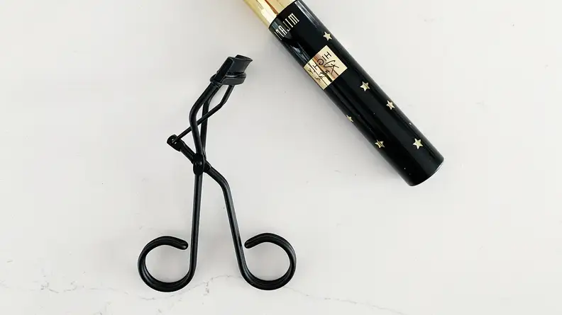 The Surratt Beauty Relevée Lash Curler.