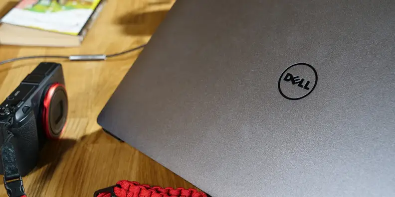 Dell XPS 15 (9560) On Table