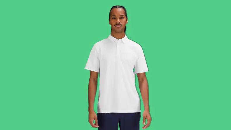 A man wearing a white lululemon Evolution short-sleeve polo shirt Oxford.