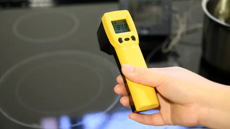 How we recorded Frigidaire Gallery FGEH3047VF's maximum and minimum temperatures on the burners.