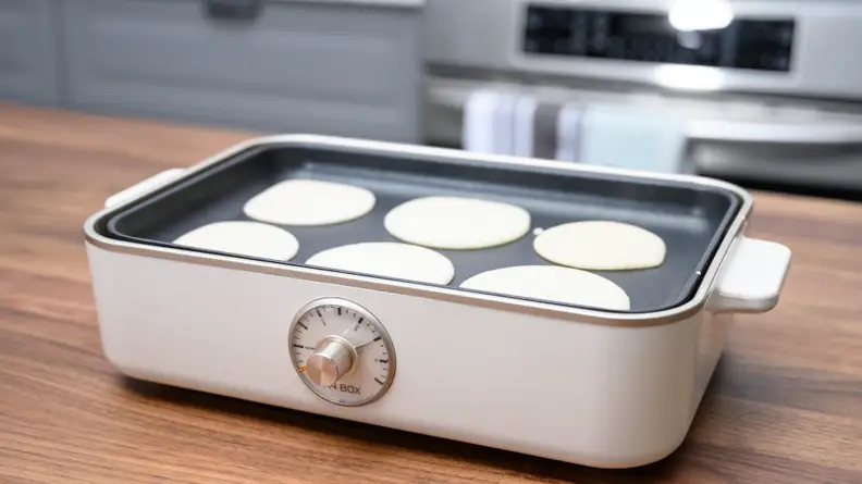 On the flat grill pan, it can cook six small pancakes at a time.