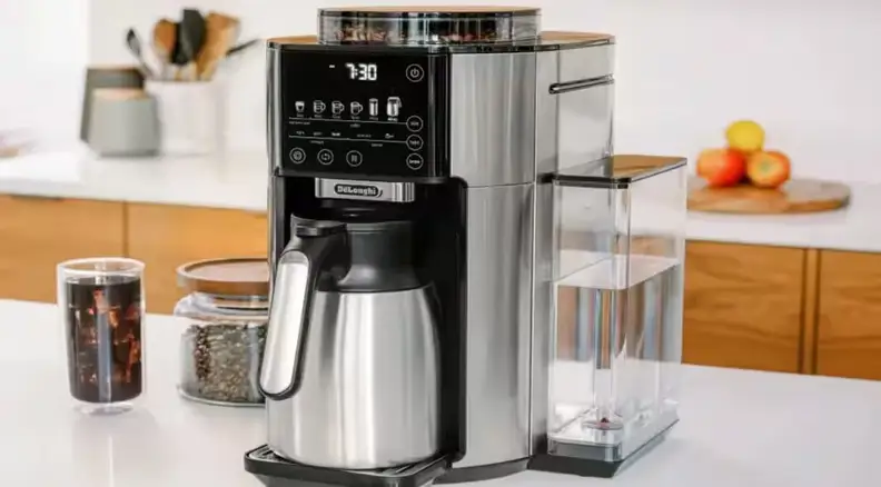 De'Longhi coffee maker with a steel thermal carafe and an iced coffee