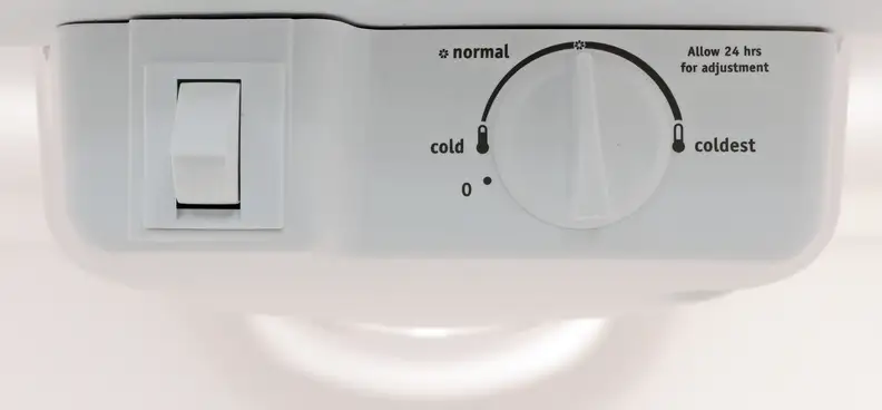 Vague control knobs like the one in the Frigidaire FFTR1821QS can make finding the perfect temperature setting tricky.