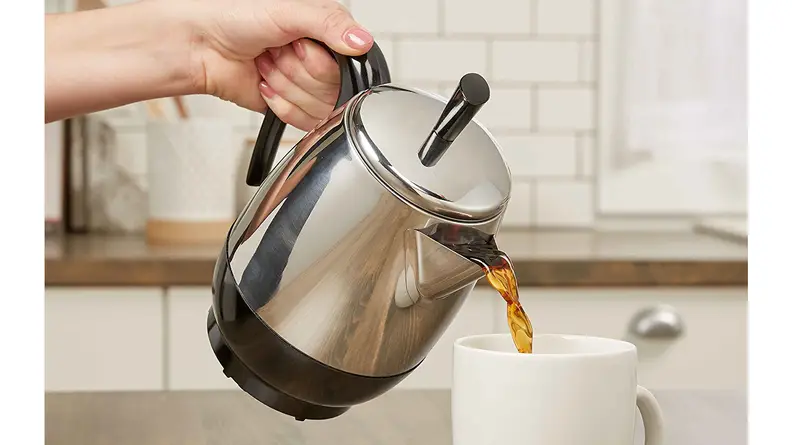 Percolator coffee pouring into cup - How to use a percolator