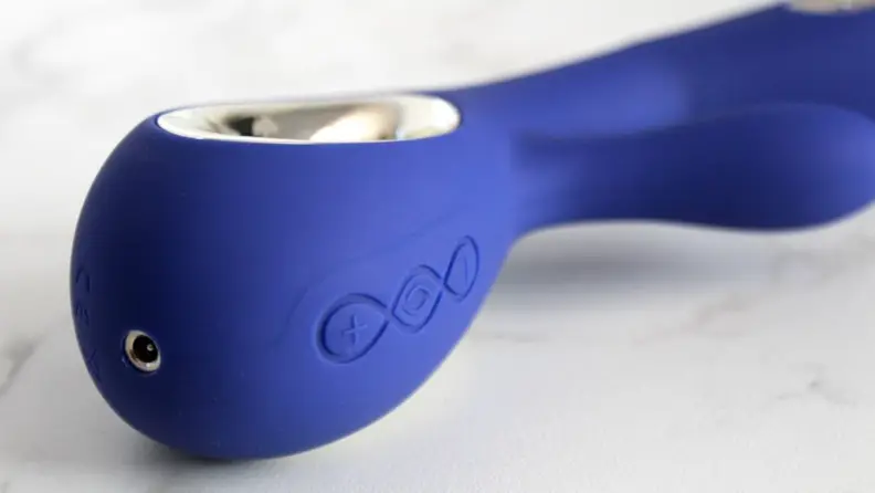 Close up view of Lelo Soraya Wave handle.