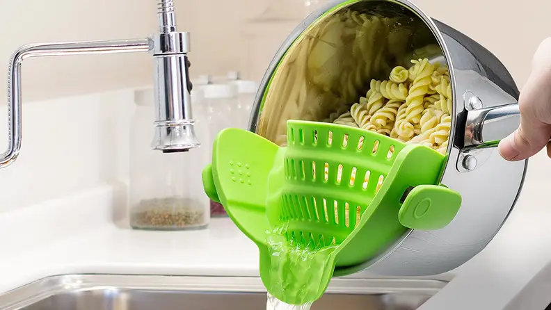 Kitchen Gizmo Snap N Strain Strainer