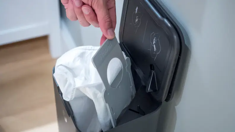 The Clean Base sealable bags means you never have to smell, touch, or see what your robot vacuum picked up.