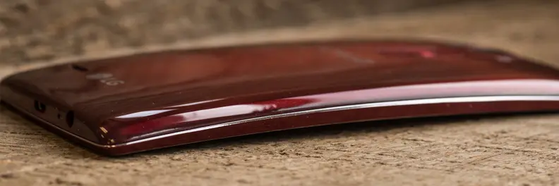 A photograph of the LG G Flex 2's curved chassis from the side.