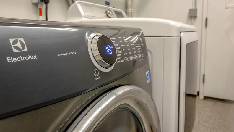 The Electrolux EFME527UTT control panel.