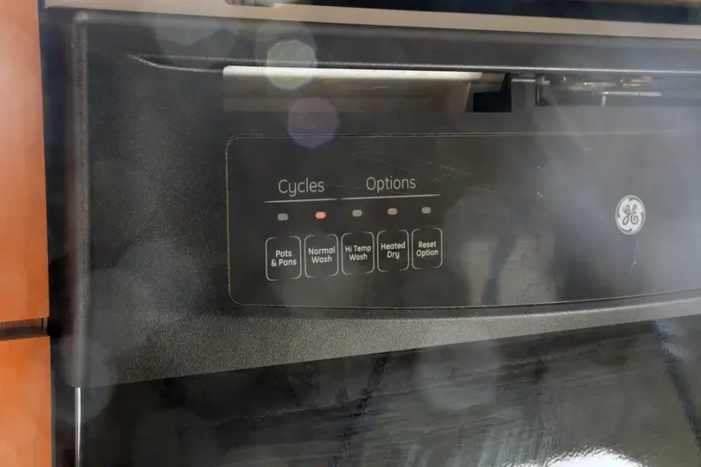 shot of the GE GSD3300N10BB's control panel