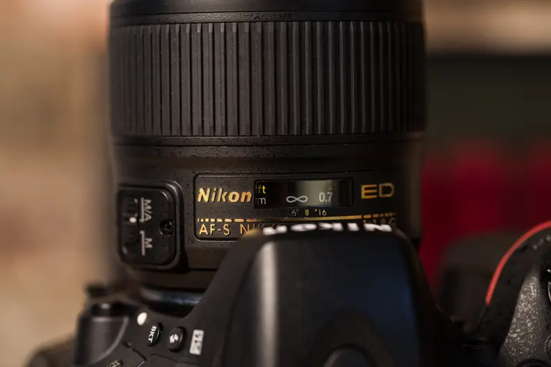 Despite its rather simple plastic construction, the lens still offers pro features like a distance scale and focus mode switch.