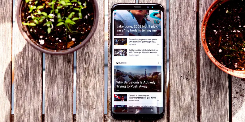 The Samsung Galaxy S8 displaying news content